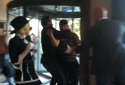 مرافق ليدي غاغا يعتدي على معجب ويطيحه أرضاً